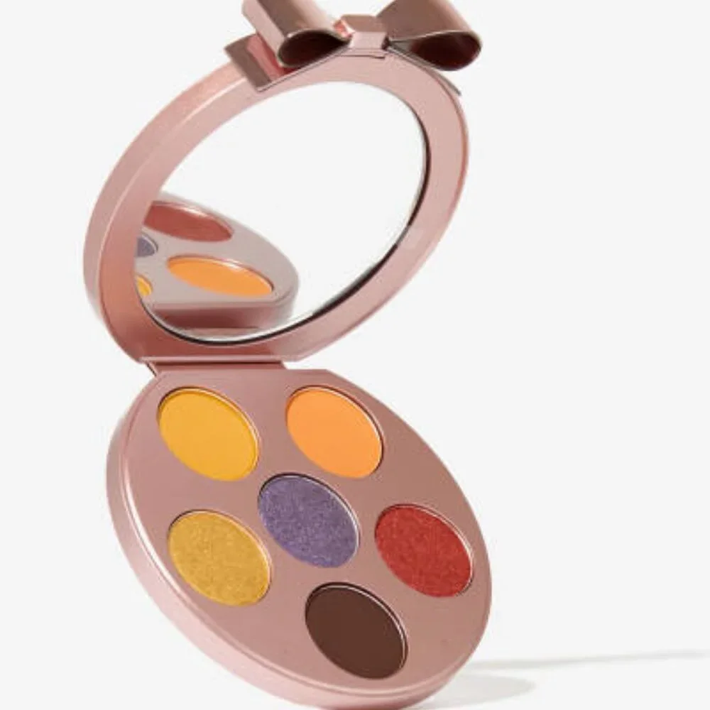 Last one! MAC 6 shadow palette BOLD BOWS NIB Limited Ed Eye Love Surprises gift